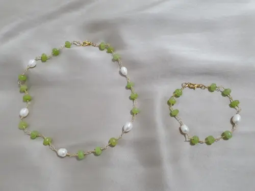 Conjunto de Colar e Pulseira de Pedras Peridoto com Pérolas