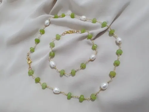 Conjunto de Colar e Pulseira de Pedras Peridoto com Pérolas