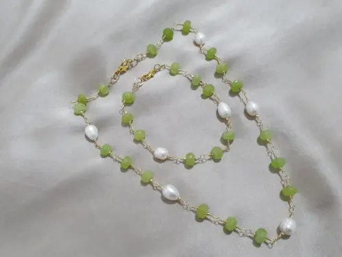 Conjunto de Colar e Pulseira de Pedras Peridoto com Pérolas