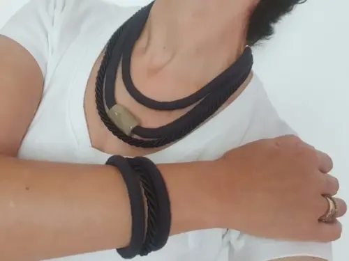 Conjunto de Colar e Pulseira em Corda Preta