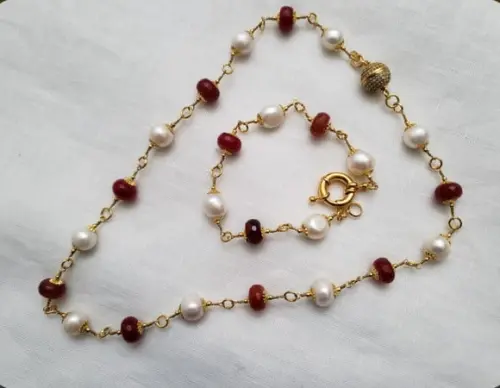 Conjunto de Colar e Pulseira de Pérolas e Pedras Naturais
