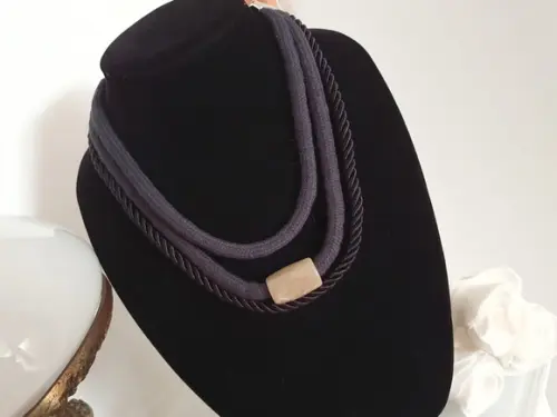 Conjunto de Colar e Pulseira em Corda Preta
