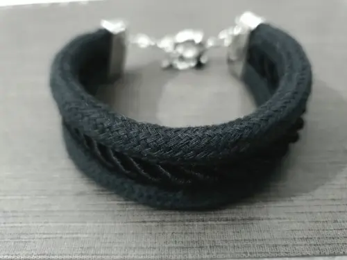 Conjunto de Colar e Pulseira em Corda Preta