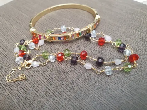 Conjunto De Pulseira E Colar Dourado Com Cristais Coloridos
