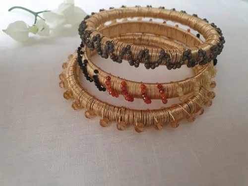 Conjunto de Pulseiras Douradas com Mini Pedras Naturais