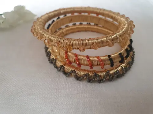 Conjunto de Pulseiras Douradas com Mini Pedras Naturais