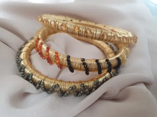 Conjunto de Pulseiras Douradas com Mini Pedras Naturais