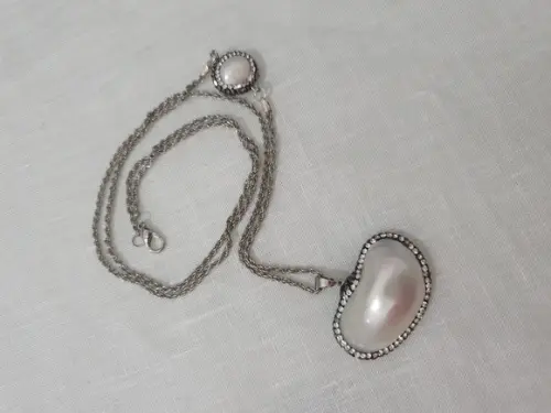 Corrente Banhada A Prata Com Pingente De Pérolas E Cristais