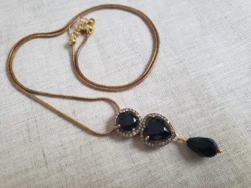 Corrente Banhada com Cabochão e Cristal Preto