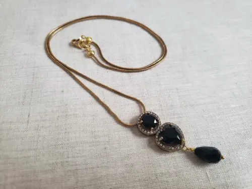 Corrente Banhada com Cabochão e Cristal Preto
