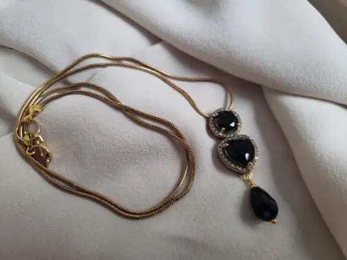 Corrente Banhada com Cabochão e Cristal Preto