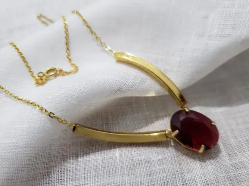 Corrente Banhada com Pingente de Cristal Rubi