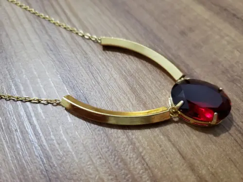 Corrente Banhada com Pingente de Cristal Rubi