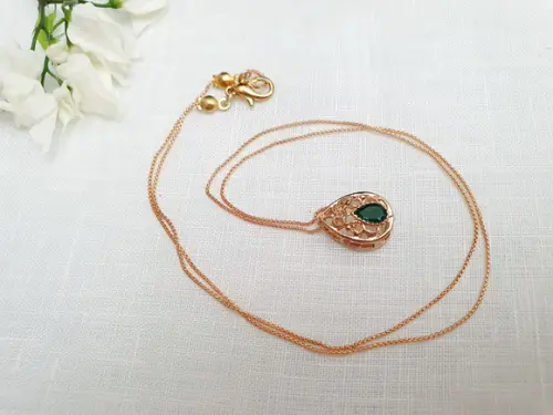 Corrente Banhada Dourada Com Pingente De Cristal Verde