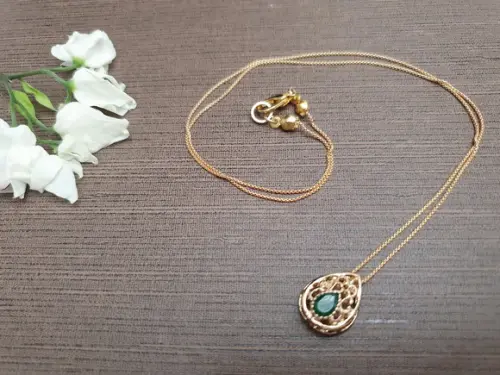 Corrente Banhada Dourada Com Pingente De Cristal Verde