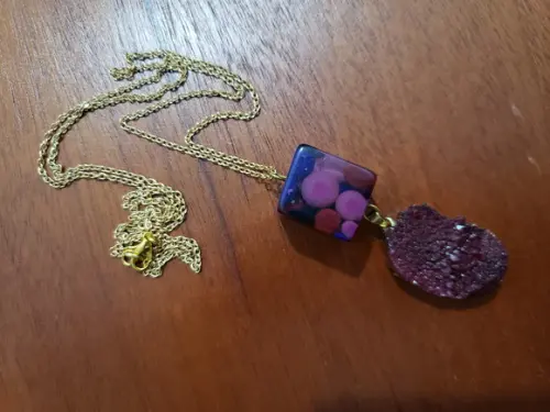 Corrente com Drusa e Pedra Acrílica