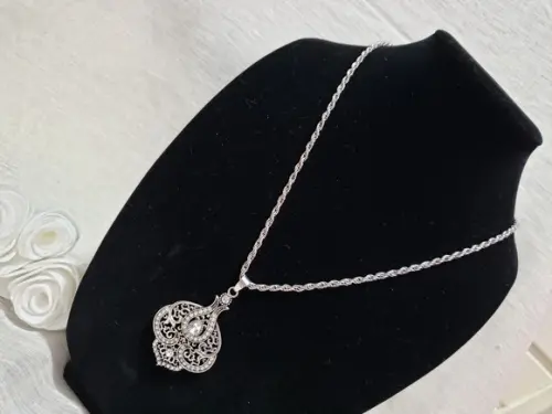 Corrente de Prata com Pingente Bordado