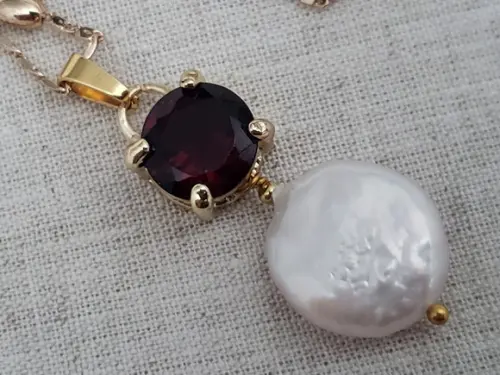 Corrente Dourada Banhada com Cabochão Rubi e Pérola Natural