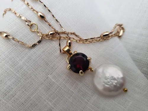 Corrente Dourada Banhada com Cabochão Rubi e Pérola Natural