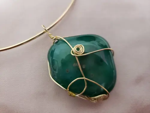 Gargantilha Rígida com Pingente de Pedra Natural Ágata