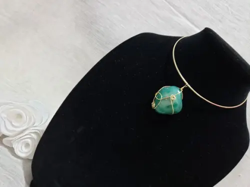Gargantilha Rígida com Pingente de Pedra Natural Ágata