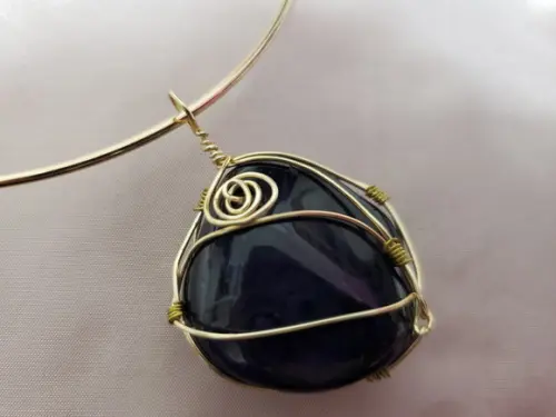 Gargantilha Rígida com Pingente de Pedra Natural Ágata Negra