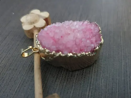Pingente de Pedra Natural Drusa Bruta Rosa Suave