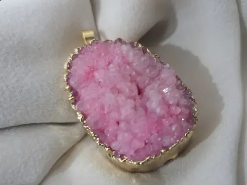 Pingente de Pedra Natural Drusa Bruta Rosa Suave