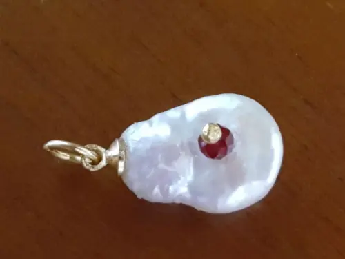 Pingente de Pérola Natural e Pedra Jade Rubi