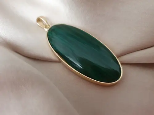 Pingente Dourado com Pedra Natural Malaquita