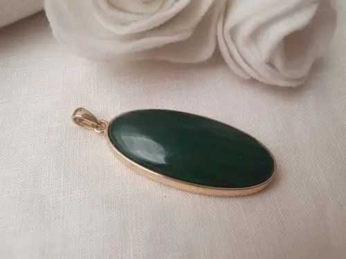 Pingente Dourado com Pedra Natural Malaquita