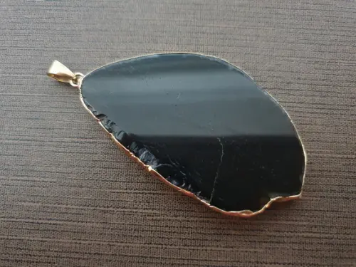 Pingente Dourado com Pedra Natural Ônix