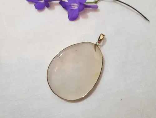 Pingente Dourado com Pedra Opalina