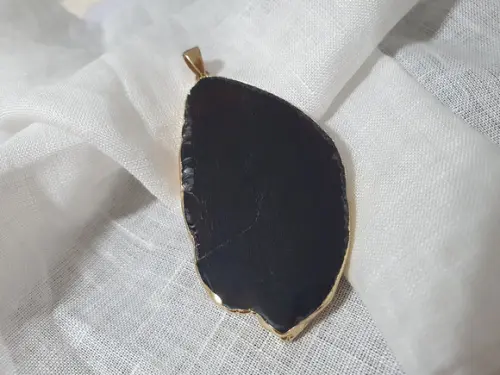 Pingente Dourado com Pedra Natural Ônix