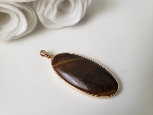 Pingente Dourado com Pedra Natural Olho de Tigre