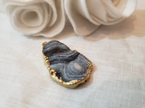 Pingente Dourado de Drusa Bruta Ondulada Cinza