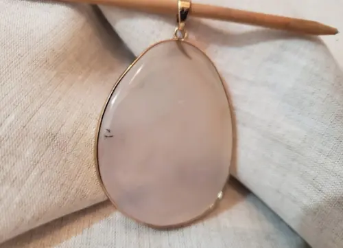Pingente Dourado com Pedra Opalina