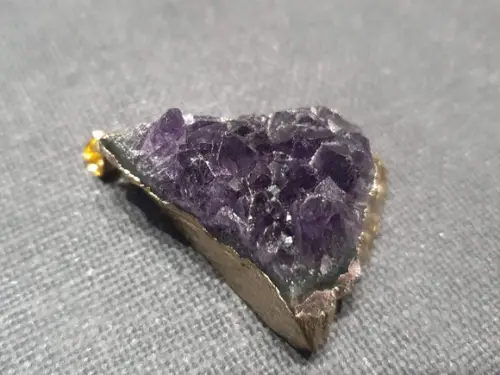 Pingente Triangular de Drusa Bruta Roxa