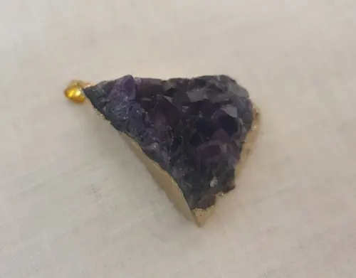Pingente Triangular de Drusa Bruta Roxa