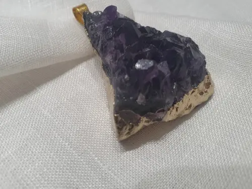 Pingente Triangular de Drusa Bruta Roxa
