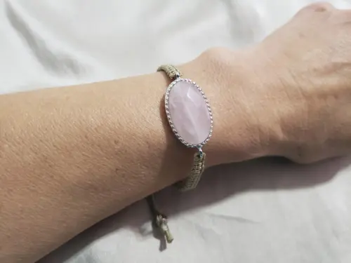 Pulseira Banhada a Prata e Pedra Natural Quartzo Rosa