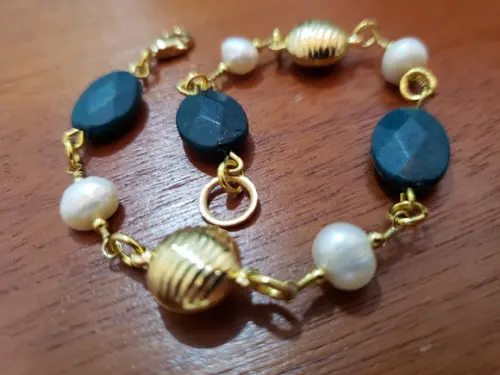 Pulseira Banhada com Pedras Naturais e Pérolas
