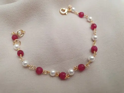 Pulseira Banhada com Pedras Naturais Jade Rubi e Pérolas