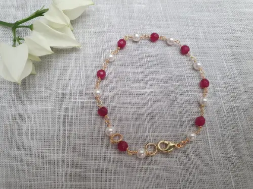Pulseira Banhada com Pedras Naturais Jade Rubi e Pérolas