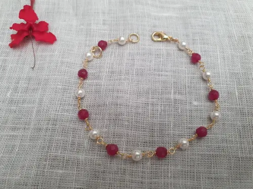Pulseira Banhada com Pedras Naturais Jade Rubi e Pérolas