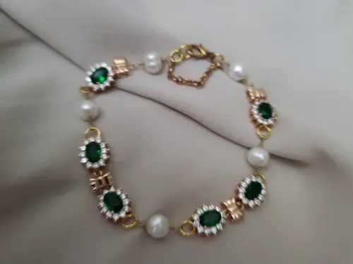 Pulseira Banhada com Pérolas Naturais e Cristal Verde