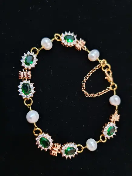 Pulseira Banhada com Pérolas Naturais e Cristal Verde