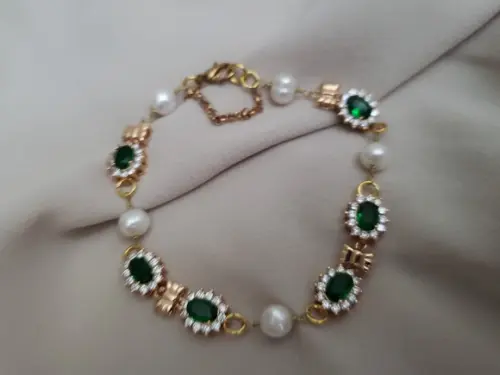 Pulseira Banhada com Pérolas Naturais e Cristal Verde
