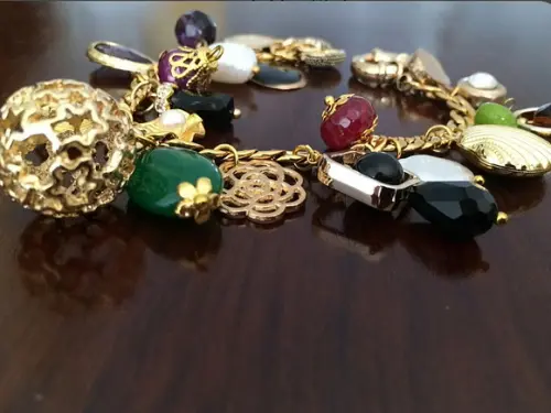 Pulseira Banhada com Pingentes de Pedras Naturais - Semijoia