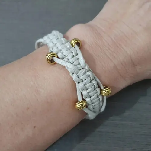 Pulseira Bege Trançada em Macramê com Detalhes Dourados